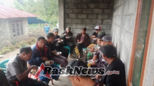 Babinsa Sertu Arnoldus Wogo Pererat Silaturahmi Lewat Komsos di Desa Bolonga