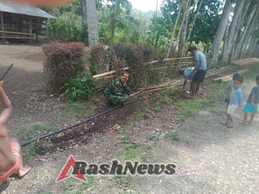 Babinsa Koramil 01/Loli Gotong Royong Tanam Pipa Sumur Bor Bersama Warga Desa Manola