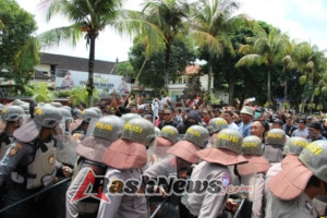 Polres Tabanan Gelar Apel Kesiapan dan Simulasi Sispam Kota di Jalan Pahlawan