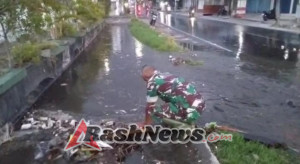 Hujan Deras, Saluran Irigasi Meluap dan Genangi Jalan Depan Lombok Hospital