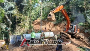 Sinergi TNI dan Warga, Plat Baja Kokohkan Jalan Desa