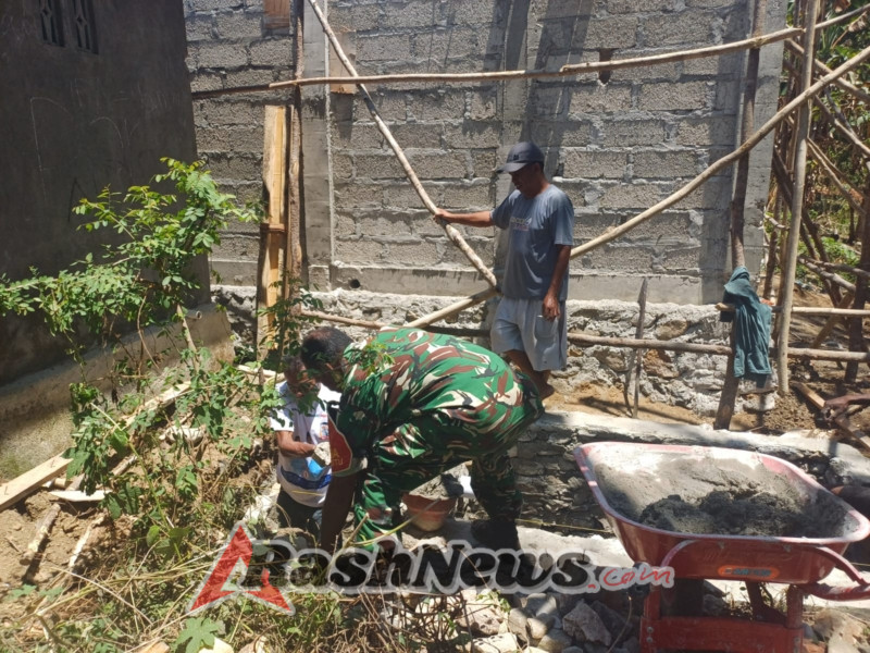 Gotong Royong Jadi Warisan Luhur, Babinsa dan Warga Perkuat Kebersamaan di Miomaffo Tengah