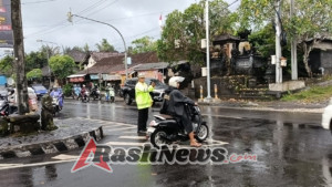 Cuaca Hujan Tak Surutkan Semangat Polsek Abiansemal Atur Lalin Sore Di Titik Rawan