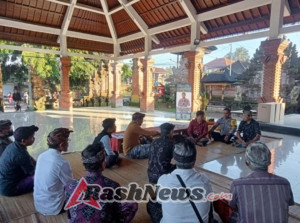 Bhabinkamtibmas Polsek Abiansemal Ajak Warga Diskusi Santai Yang Dikemas Dalam Program Jumat Curhat