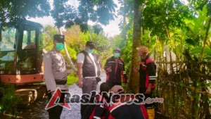 Berkolaborasi Dengan Instansi Samping, Bhabinkamtibmas Desa Antiga, Lakukan Foging Di Rumah Warga Yang Terdampak Banjir.