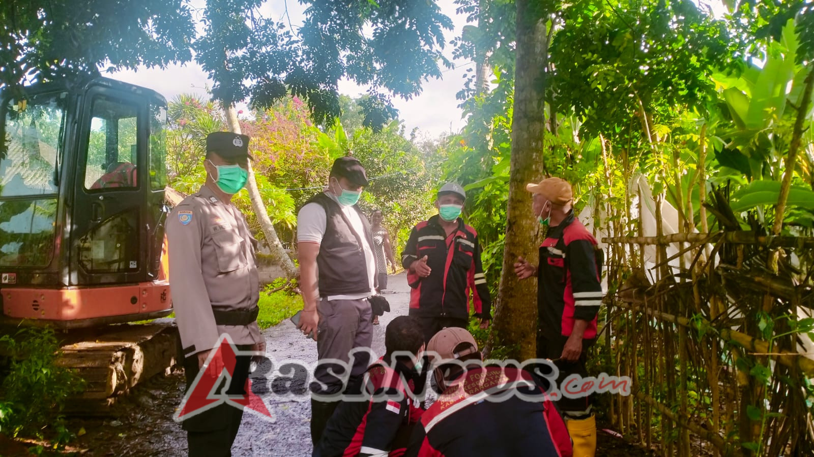 Berkolaborasi Dengan Instansi Samping, Bhabinkamtibmas Desa Antiga, Lakukan Foging Di Rumah Warga Yang Terdampak Banjir.