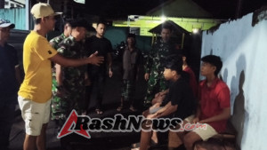 Patroli Siskamling di Desa Bajo, Serka Burhan dan Anggota Koramil 1608-05/Donggo Jaga Kondusifitas Wilayah Soromandi