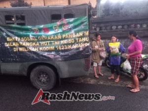 Babinsa 1623-05/Manggis laksanakan penjualan beras SPHP di Pasar tradisional dalam rangka HUT TNI ke-80.