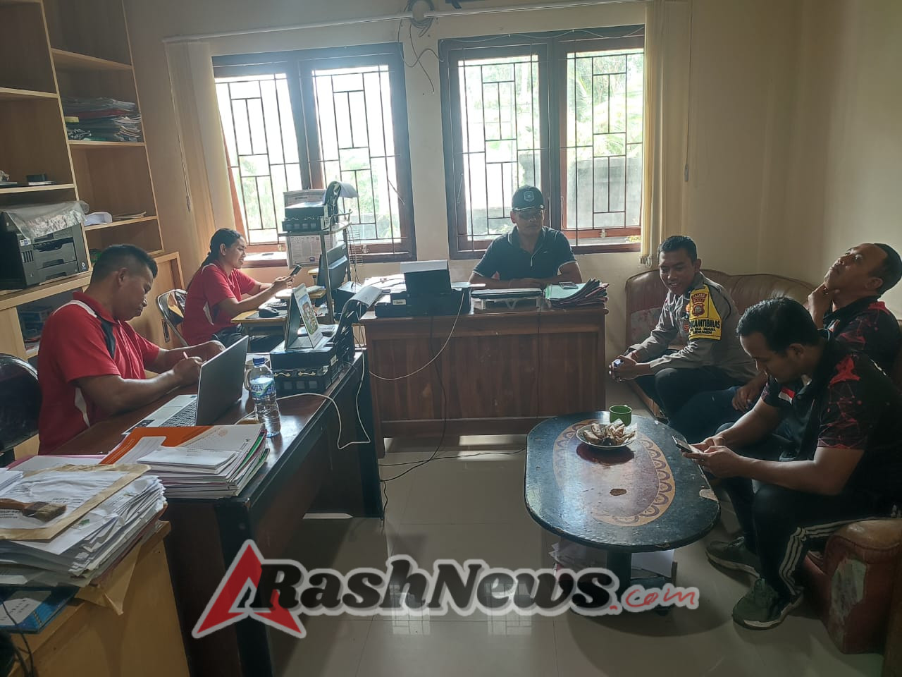 Gelar Jumat Curhat, Bhabinkamtibmas Desa Tri Eka Buana Bersama Perangkat Desa