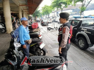 Cegah Curanmor, Samapta Polsek Mengwi Imbau Juru Parkir di Pasar Mengwi
