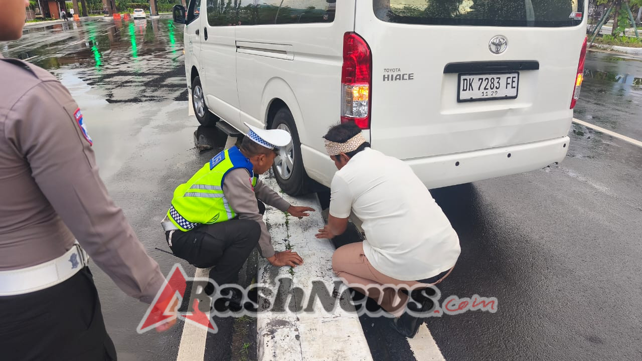 Hiace Alami Kendala di Tolgate, Personel Sat Lantas Polres Bandara Gerak Cepat Bantu Evakuasi