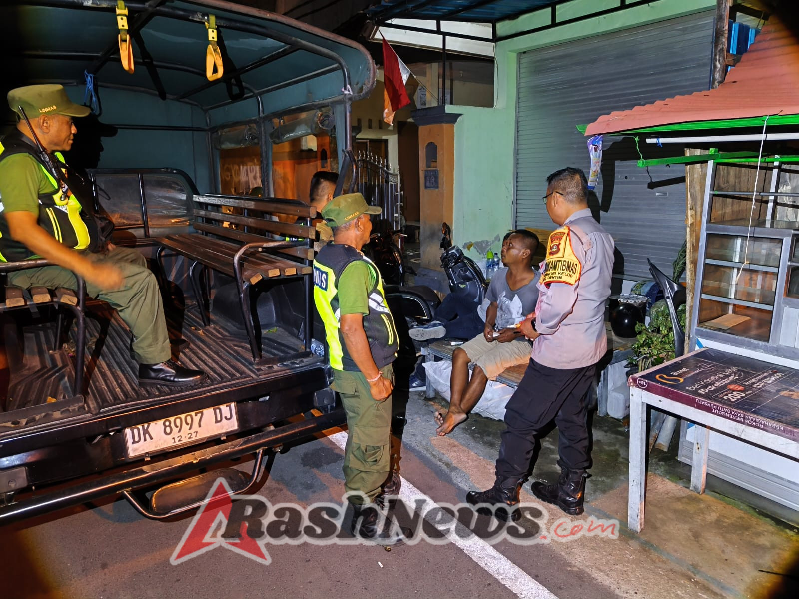 Bhabinkamtibmas Aiptu Suwandono Bersama Linmas Gelar Patroli Malam: Jaga Keamanan Desa Dangri Kelod