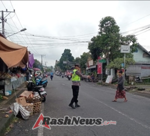 Cegah terjadinya kemacetan dan laka lantas, Personil Polsek Penebel melaksanakan Strong Point pagi