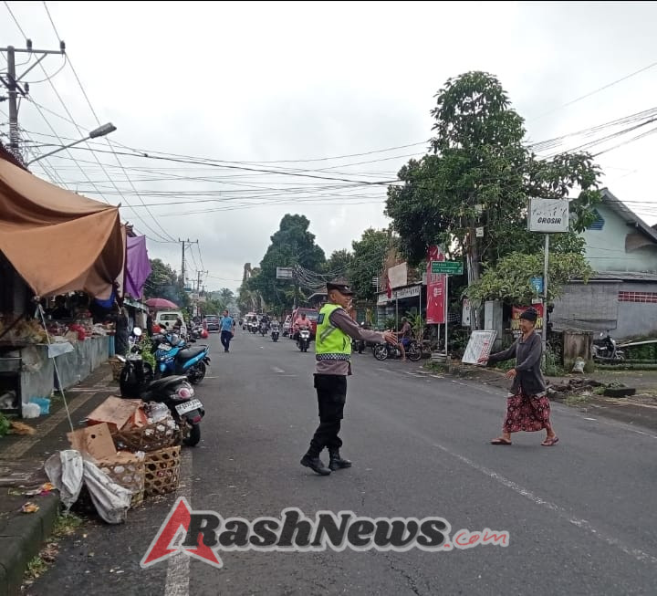 Cegah terjadinya kemacetan dan laka lantas, Personil Polsek Penebel melaksanakan Strong Point pagi