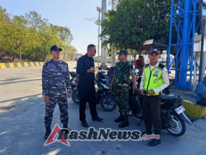 Dukung Kelancaran Penyeberangan, Babinsa Kokarlian Gelar Pengamanan di Poto Tano