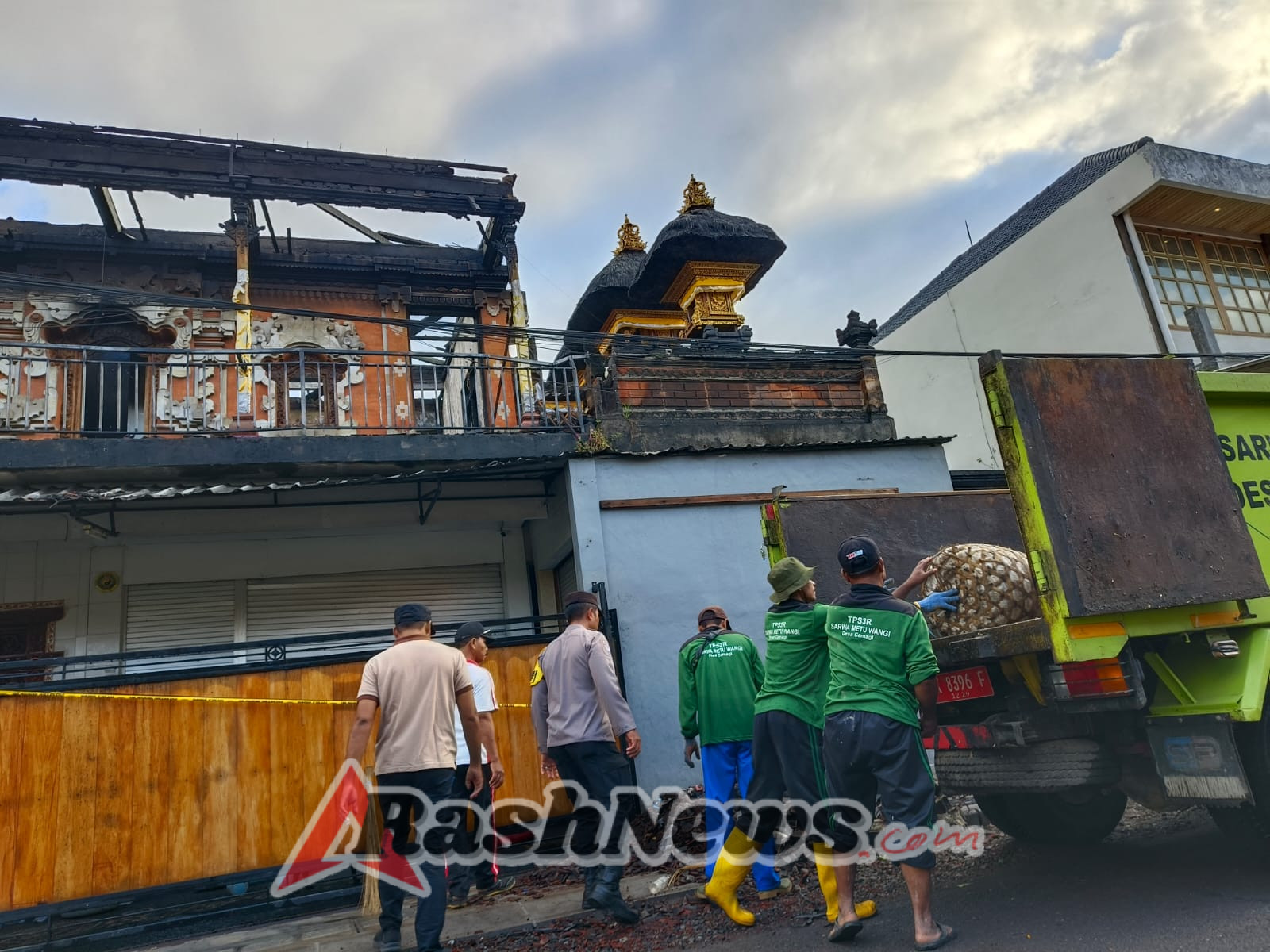 Bhabinkamtinmas Desa Cemagi Bersama Perangkat Desa Gotong Royong Pasca Kebakaran Rumah Warga