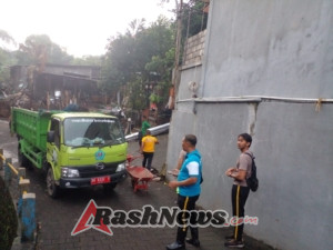 Personel Gabungan Pembersihan Material Pasca Banjir di Pura Taman Biji Peguyangan