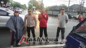Antisipasi DBD Pasca Banjir, Kapolsek Dentim dan Perbekel Kesiman Kertalangu Pantau Kegiatan Fogging