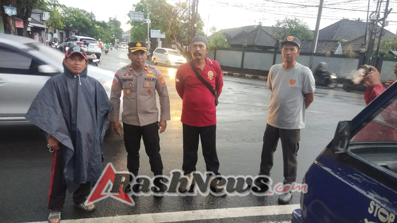 Antisipasi DBD Pasca Banjir, Kapolsek Dentim dan Perbekel Kesiman Kertalangu Pantau Kegiatan Fogging