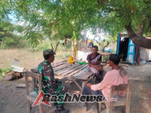 Monitoring Wilayah, Babinsa Aesesa Pastikan Kondusifitas di Mbay II