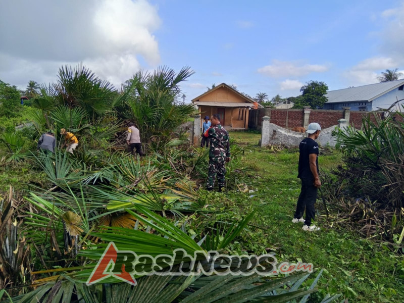 Gotong Royong Babinsa Aikkangkung Bersama Warga, Jaga Kebersihan Desa