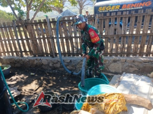 Wujud Kepedulian, Babinsa Desa Kiantar Dampingi Distribusi Air Bersih