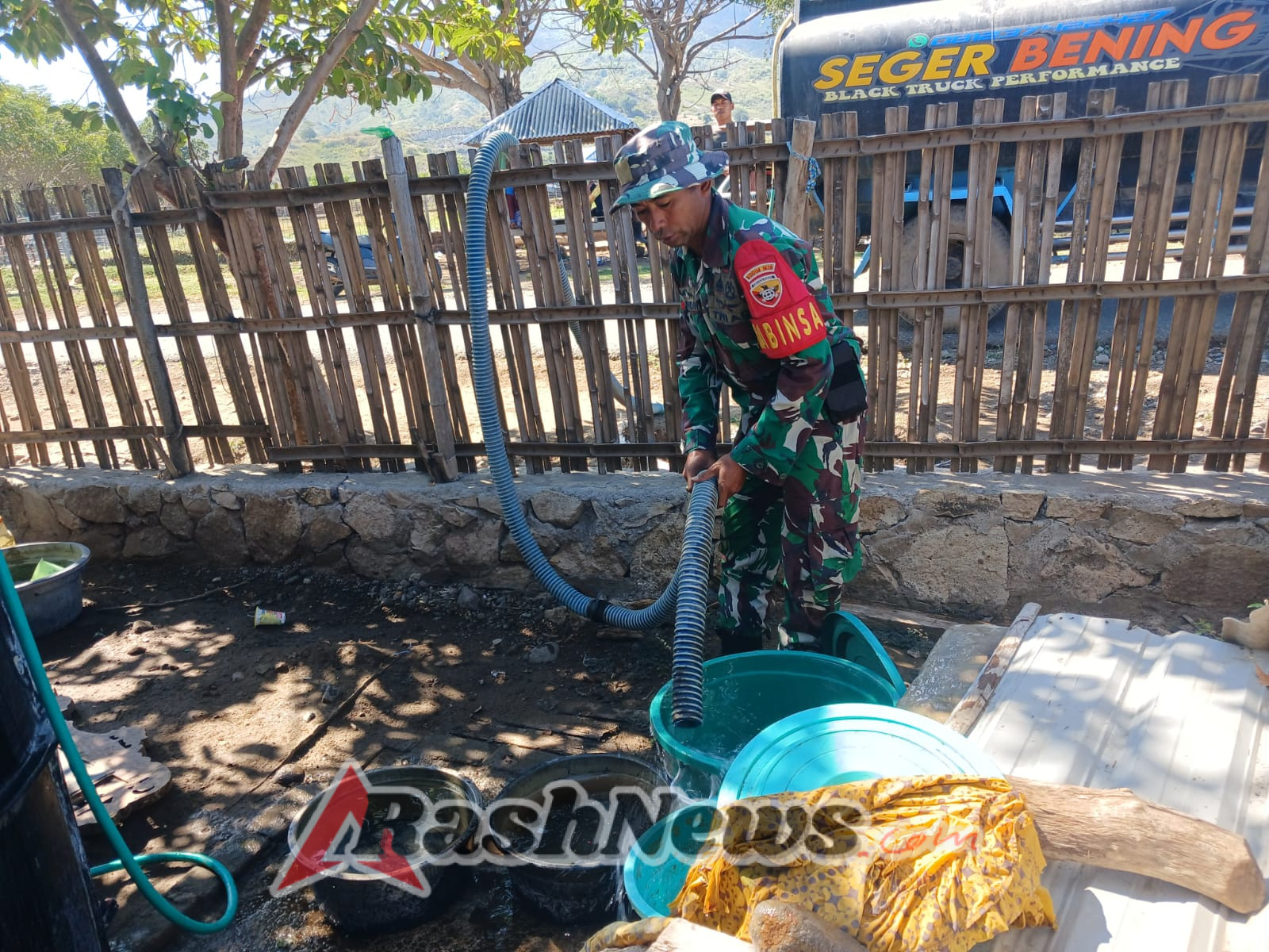 Wujud Kepedulian, Babinsa Desa Kiantar Dampingi Distribusi Air Bersih