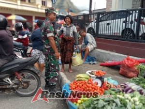 Babinsa Pantau Langsung Kondisi Wilayah Binaan di Ende Timur