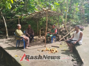 Babinsa Kodim 1602/Ende Perkuat Sinergi dengan Warga Melalui Komsos dan Pamwil