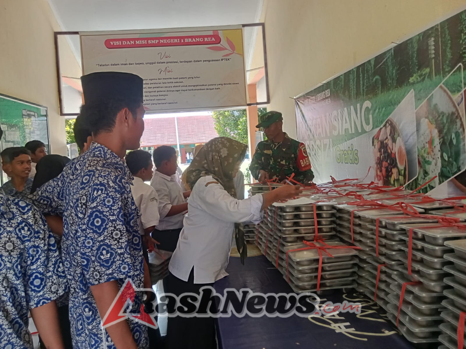 Babinsa Desa Beru Ikut Sukseskan Program Makan Bergizi Gratis di SMPN 1 Brang Rea