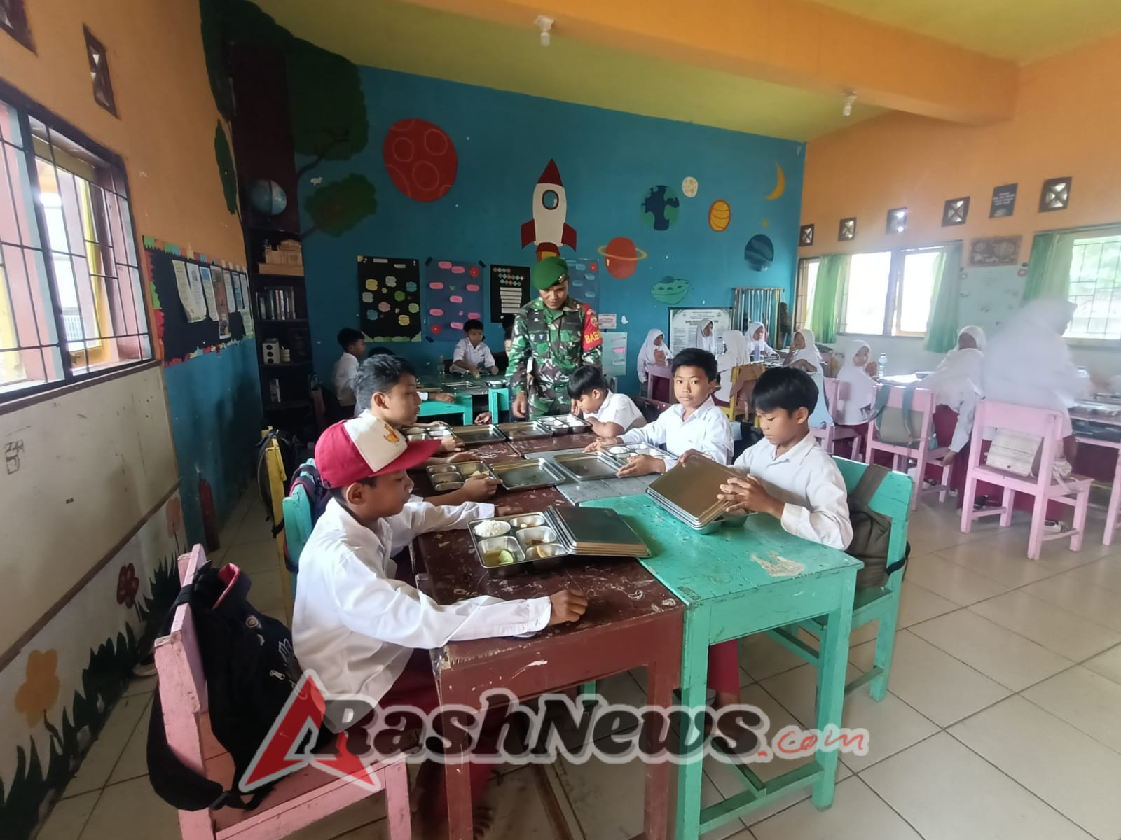 Babinsa Koramil 1628-03/Seteluk Hadir di SDN 1 Seteluk Kawal Program Makanan Bergizi