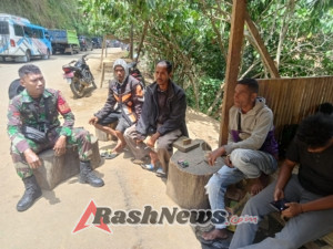 Babinsa Kodim 1602/Ende Perkuat Kamtibmas Lewat Komsos dan Pamwil di Wilayah Binaan