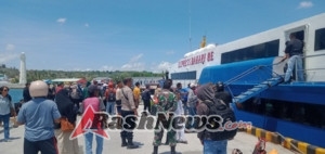 Sertu David Bullen Awasi Arus Penumpang Kapal Expres Bahari 8E di Pelabuhan Ba’a