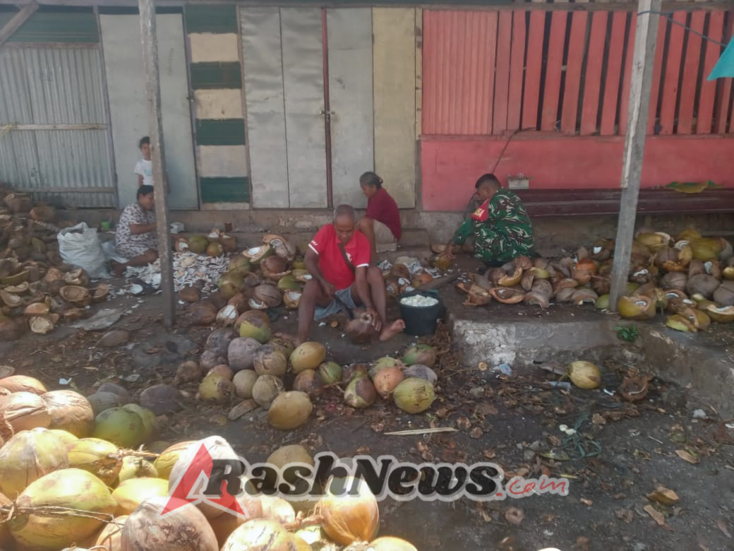 Babinsa Koramil 1627-03/Batutua Bantu Warga Olah Kelapa Jadi Kopra di Desa Oeseli