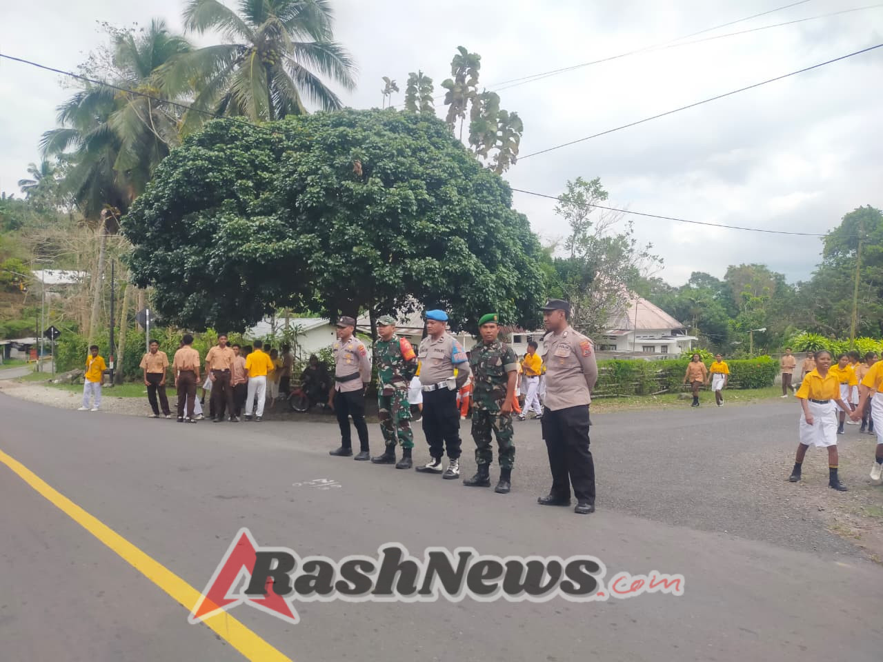 Personel TNI Pastikan Keamanan Jalur Trans Ende–Bajawa Saat Tour Entete
