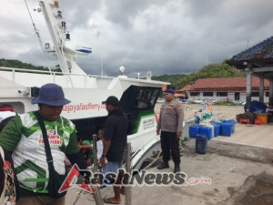 Sat Polairud Polres Karangasem Perkuat Pengamanan di Dermaga Rakyat Padangbai untuk Kelancaran Aktivitas Penyeberangan