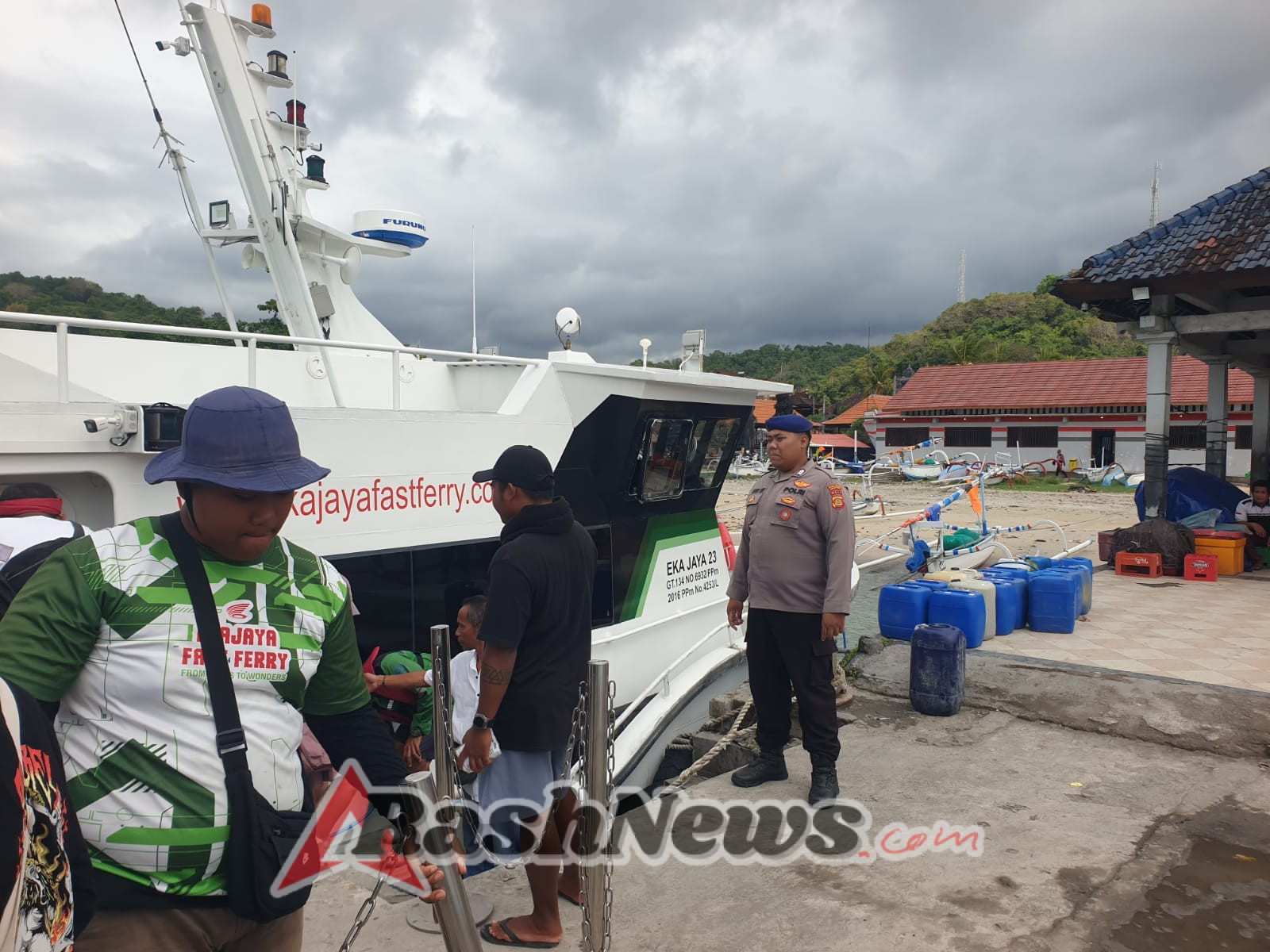 Sat Polairud Polres Karangasem Perkuat Pengamanan di Dermaga Rakyat Padangbai untuk Kelancaran Aktivitas Penyeberangan