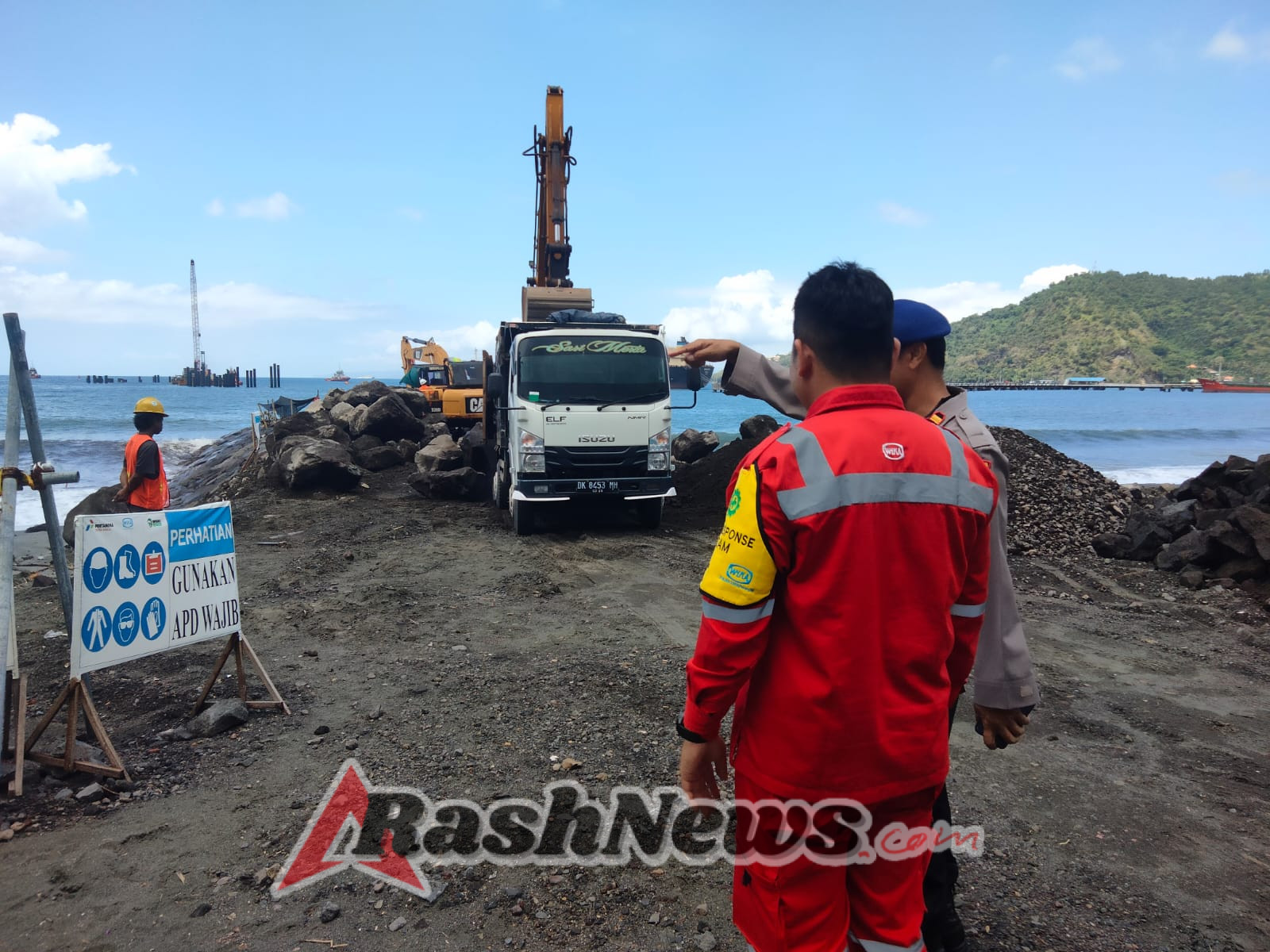 Kasat Polairud Polres Karangasem Awasi Proyek Pesisir Tanah Ampo, Tekankan Keselamatan Kerja dan Keamanan Lingkungan