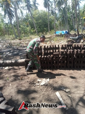 Sinergi TNI dan Rakyat, Babinsa Dampingi Usaha Batu Merah di Alor