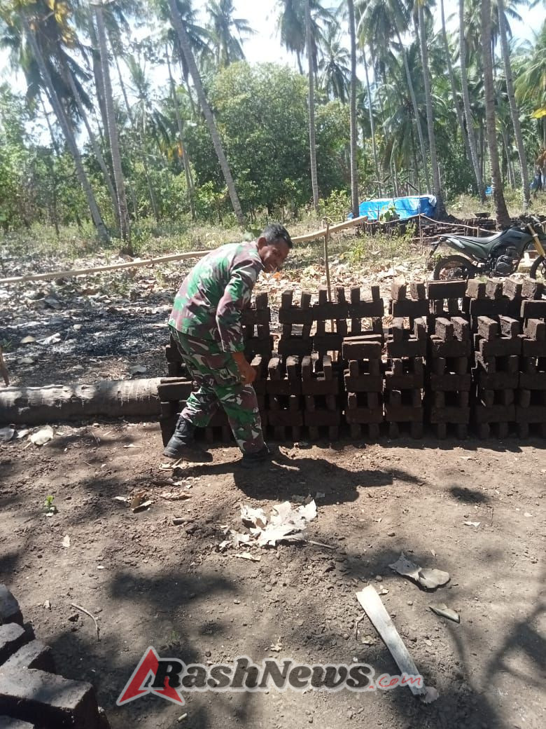 Sinergi TNI dan Rakyat, Babinsa Dampingi Usaha Batu Merah di Alor