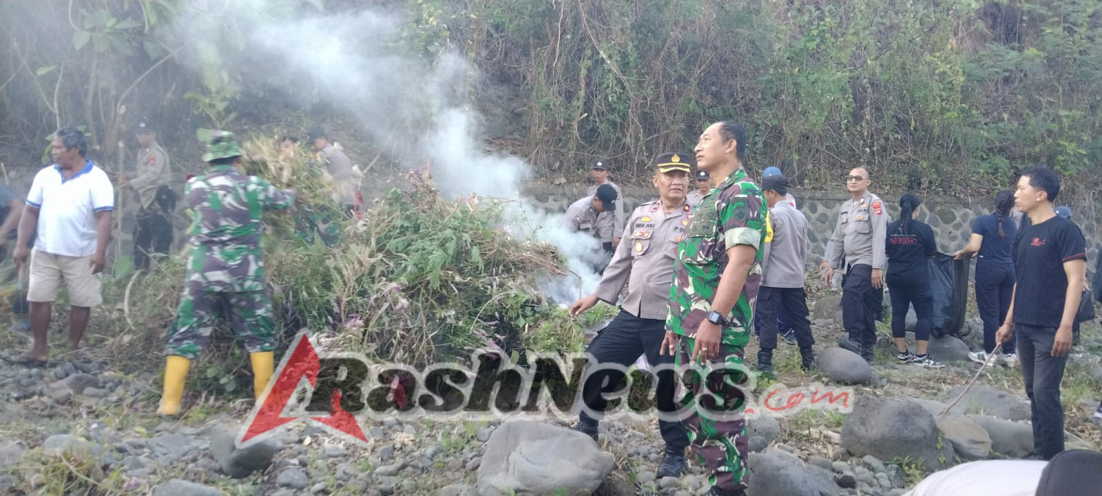 World Clean Up Day 2025, Sungai Jarat Jadi Saksi Kepedulian Babinsa dan Generasi Muda Buleleng