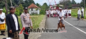 Kolaborasi Bhabinkamtibmas Polsek Abiansemal & Pecalang, Kawal Prosesi Keagamaan Di Ruas Jalan Desa