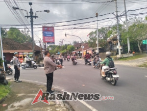 Polsek Abiansemal Pastikan Kelancaran Arus Kendaraan Dengan Pengaturan Lalin Sore