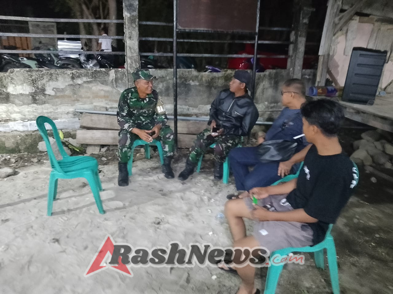 Babinsa Jereweh Turun ke Lapangan, Patroli Malam Libatkan Warga Jaga Keamanan Desa