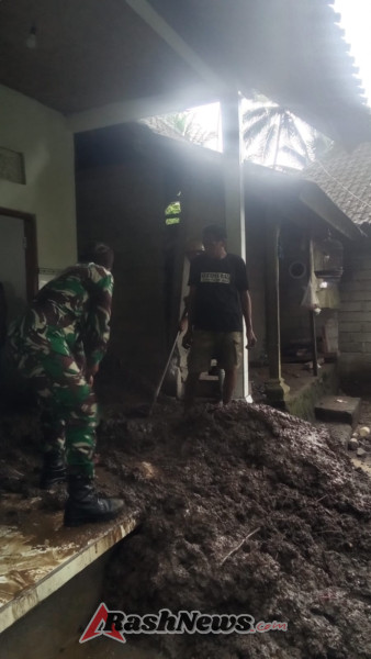 Babinsa 1623-04/Sidemen bersama warga melaksanakan gotong royong tangani material longsor.