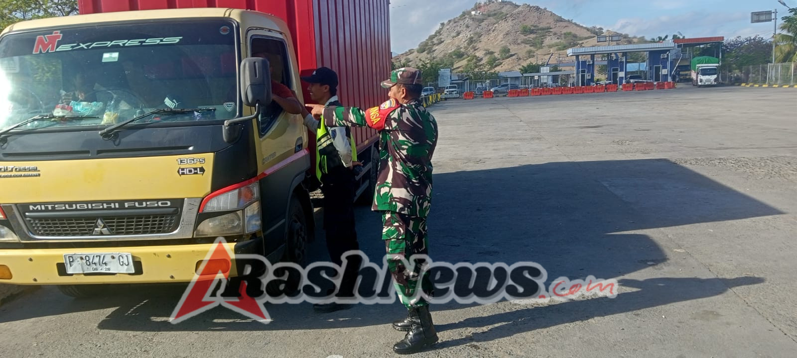 Dukung Kelancaran Transportasi, Babinsa Desa Senayan Gelar PAM di Poto Tano