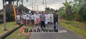 Bhabinkamtibmas Desa Tangguntiti bersama Pecalang atensi kegiatan Dewa Yadnya