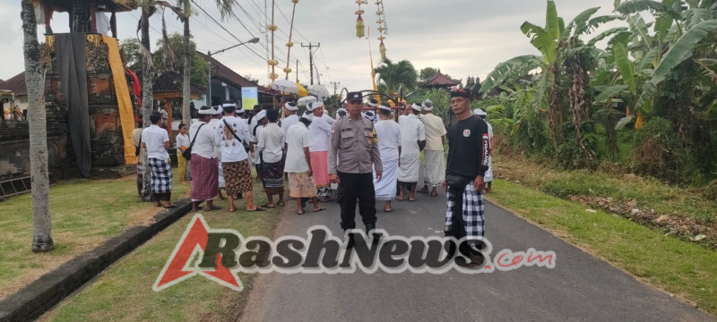 Bhabinkamtibmas Desa Tangguntiti bersama Pecalang atensi kegiatan Dewa Yadnya