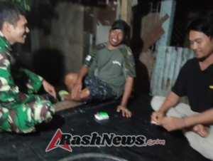 Patroli Malam Babinsa Sekongkang, Tekankan Pentingnya Sinergi TNI dan Warga