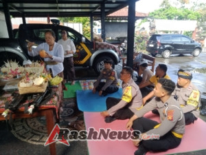 Persembahyangan bersama Dalam Rangka Hari Tumpek Landep di Polsek Seltim